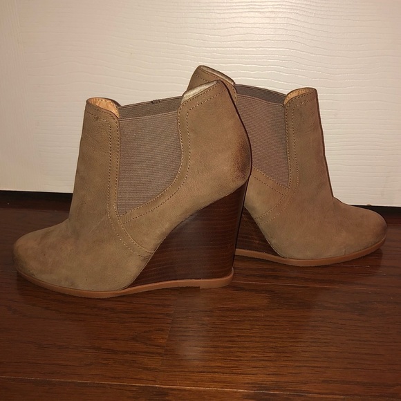 Audrey Brooke | Tan wedge heels - Picture 2 of 6